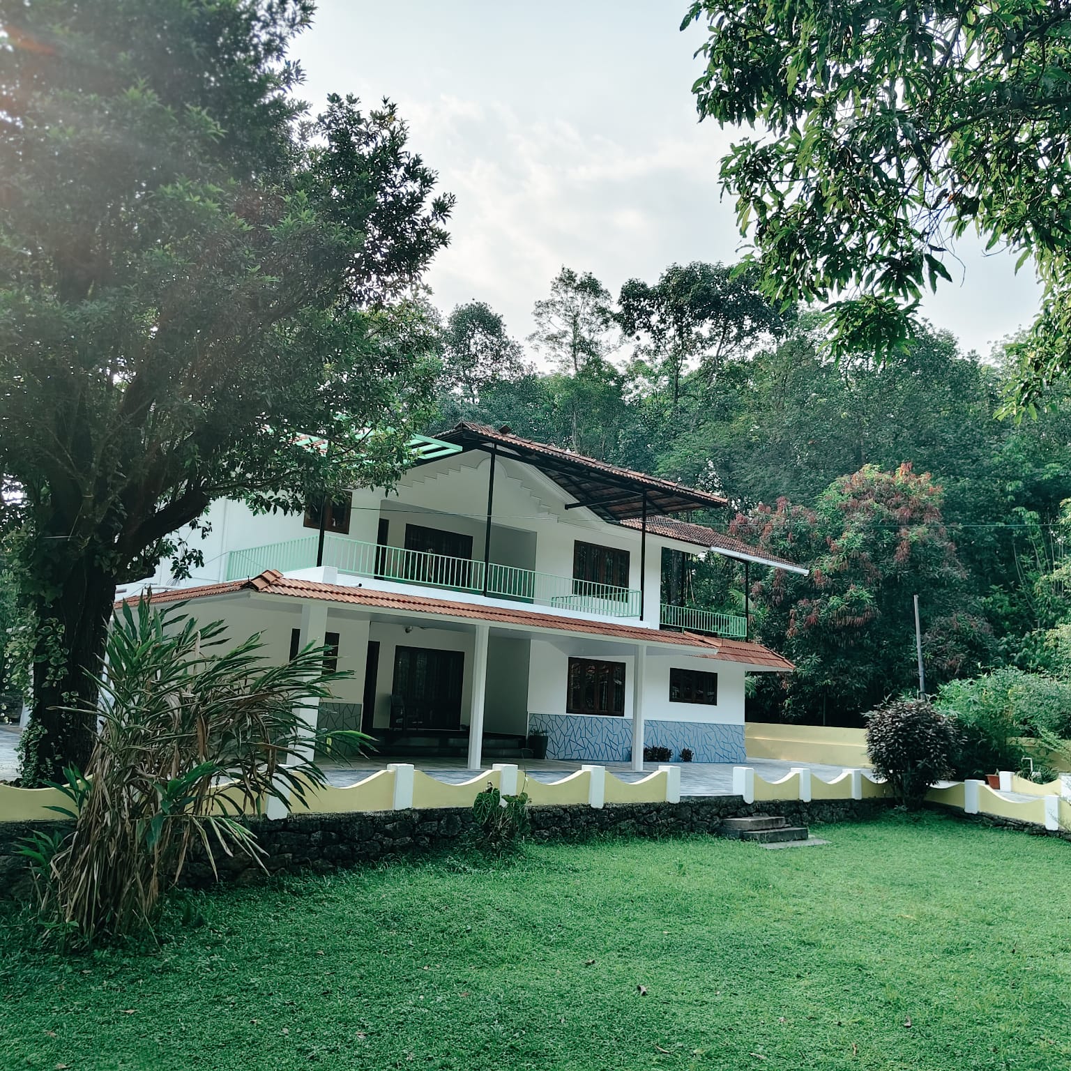 6 bedroom luxury private property homestay in Karimannoor